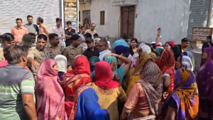 UP NEWS UPDATE :कासगंज: देसी शराब के ठेके के विरोध में महिलाओं ने सड़क जाम कर जताया आक्रोश – गंगेश्वर कॉलोनी में हड़कंप