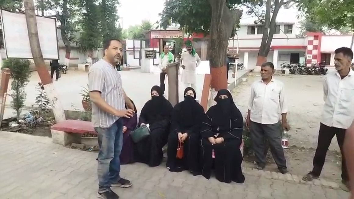 UP NEWS UPDATE :बिजनौर: फैक्ट्री सील खोलने पर पूर्व सांसद व तालिब भाइयों में तीखा विवाद