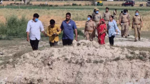 UP NEWS UPDATE :फर्रुखाबाद: नींद की गोलियां देकर किशोरी की हत्या, लाखों जेवर लूट फरार; थाने पर लापरवाही का आरोप