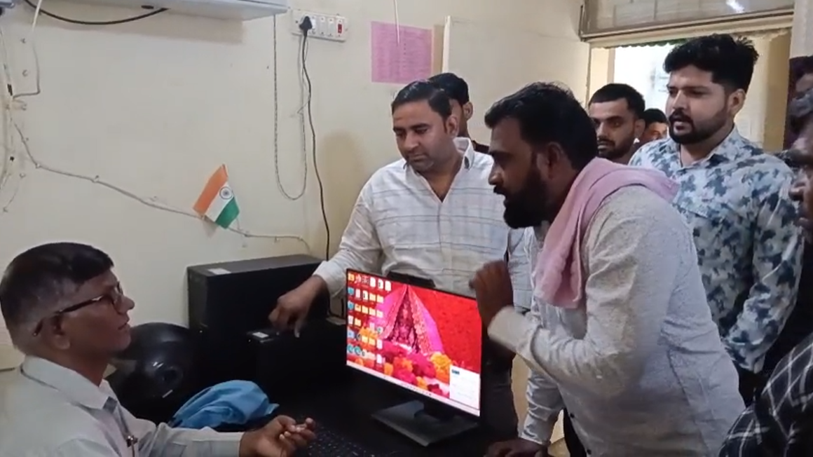 UP NEWS UPDATE :बिजली मीटर से तंग ग्रामीणों का हंगामा: अधिकारी नदारद, नारे लगे ‘हाय-हाय’