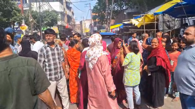 UP NEWS UPDATE :फर्रुखाबाद: गैस न मिलने से भड़के उपभोक्ता, लाल सराय स्थित भारत गैस एजेंसी के सामने लगाया जाम