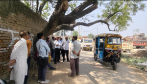 UP NEWS UPDATE :फर्रुखाबाद ARTO कार्यालय में जमीन पर बैठाए गए लोग, एआरटीओ कुर्सी पर – तानाशाही शैली पर भड़का आक्रोश