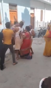UP NEWS UPDATE :जालौन: बघोरा में पुलिस कॉलोनी के सामने दो पक्षों के बीच जमकर मारपीट, वीडियो वायरल – पुलिस दोनों पक्षों के खिलाफ कर रही जांच