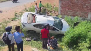 UP NEWS UPDATE :कन्नौज हादसा: तेज रफ्तार कार पलटी, 3 लोग गंभीर घायल – वायरल वीडियो