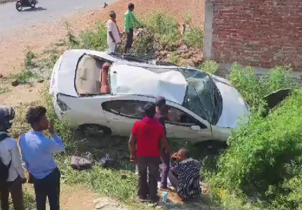 UP NEWS UPDATE :कन्नौज हादसा: तेज रफ्तार कार पलटी, 3 लोग गंभीर घायल – वायरल वीडियो