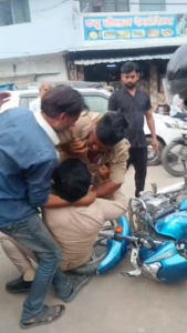 UP NEWS UPDATE :फर्रुखाबाद ब्रेकिंग: ट्रैफिक वसूली बंटवारे पर होमगार्डों का सड़क पर खूनी रंगदारी