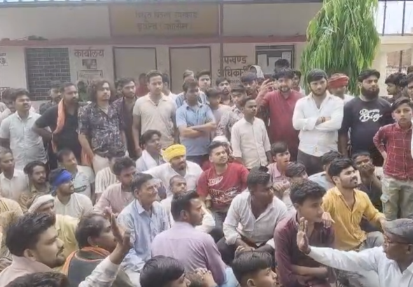 UP NEWS UPDATE :स्मार्ट मीटर से तंग ग्रामीणों का बिजलीघर घेराव, महिलाएं भी सड़क पर!