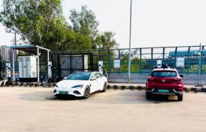 UP NEWS UPDATE :आनंद विहार पर दिल्ली-मेरठ का सबसे बड़ा ईवी चार्जिंग हब शुरू, 10 वाहन 30 मिनट में 80% चार्ज!