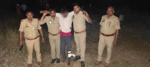 UP NEWS UPDATE :फर्रुखाबाद: किशोरी हत्यारोपी से एसओजी की मुठभेड़, पैर में गोली; सिपाही घायल