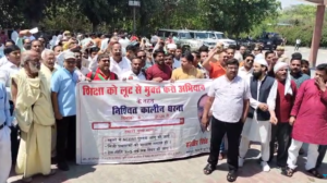 UP NEWS UPDATE :कासगंज में निजी स्कूलों पर आक्रोश, बच्चों के बस्ते में NCERT किताबें लाने की मांग पर अभिभावकों ने धरना दिया